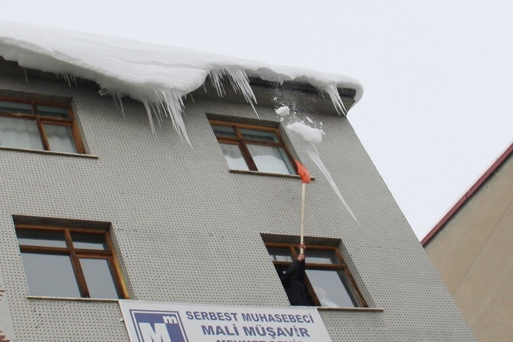 Bayburt’ta Çatı Saçaklarındaki Buz Sarkıtları Ekiplerce Temizleniyor