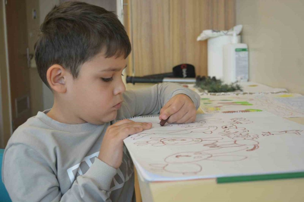 Ordu'da 7 Yaşındaki Çocuk, Tedavi Gördüğü Hastanede Yaptığı Resimlerle Sergi Açtı