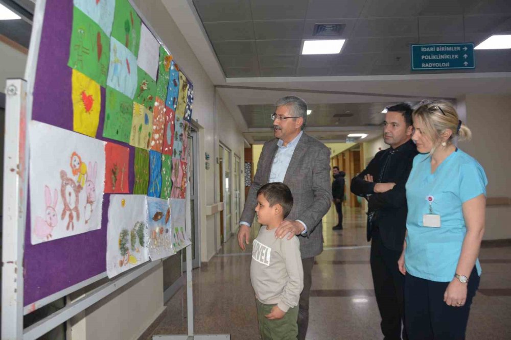 Ordu'da 7 Yaşındaki Çocuk, Tedavi Gördüğü Hastanede Yaptığı Resimlerle Sergi Açtı