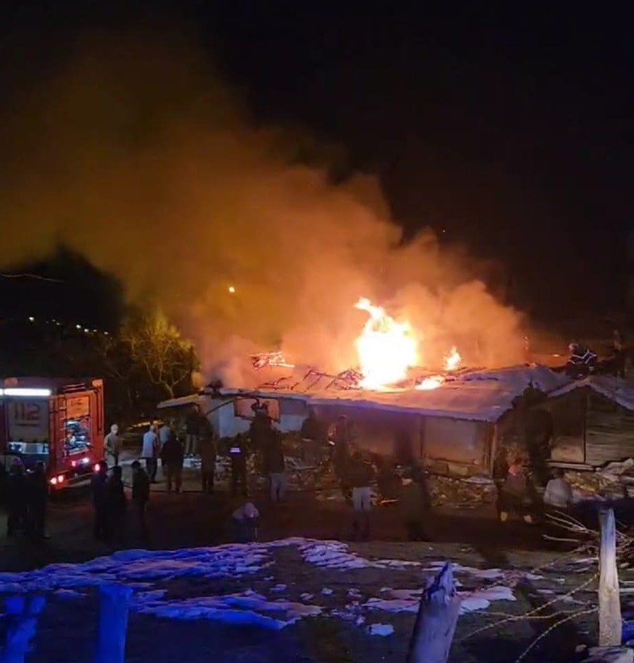 Samsun'da Ahşap Yapı Alevlere Teslim Oldu