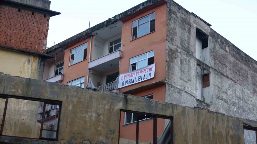 Rize'deki evine kamulaştırmadan 200 bin tl verilince pankartlı tepki gösterdi