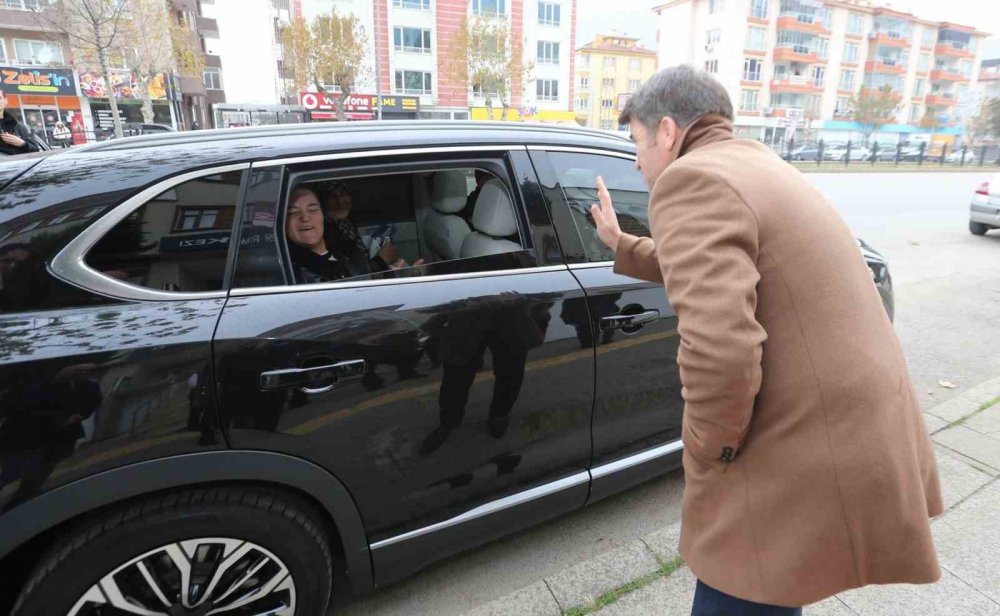 Vali, Engelli Ayşenur’a Makam Aracını Tahsis Etti