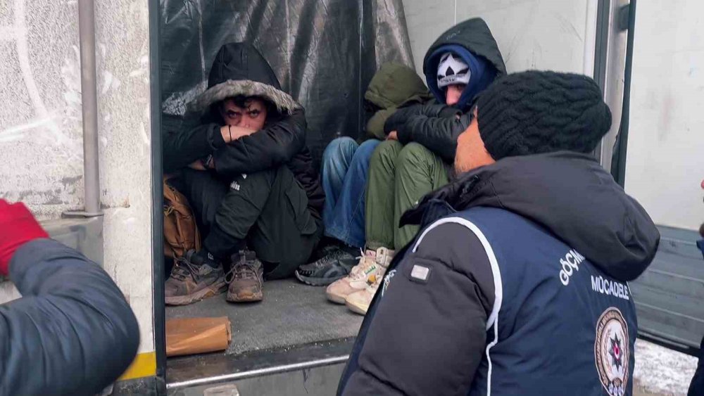 Saman Balyalarının İçinde 11, Tırın Mühürlü Dorse Kısmında 23 Ve Otomobilde 3 Kaçak Göçmen Yakalandı