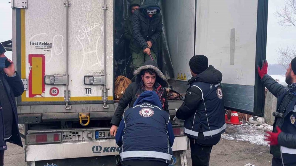 Saman Balyalarının İçinde 11, Tırın Mühürlü Dorse Kısmında 23 Ve Otomobilde 3 Kaçak Göçmen Yakalandı