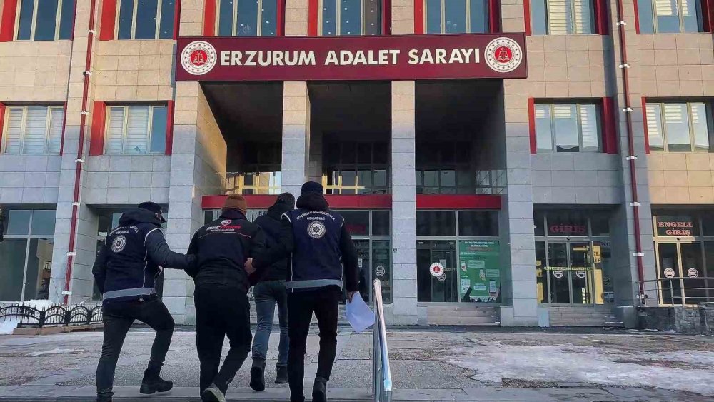 Saman Balyalarının İçinde 11, Tırın Mühürlü Dorse Kısmında 23 Ve Otomobilde 3 Kaçak Göçmen Yakalandı