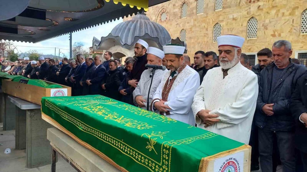 Arhavi’de Yola Gelen Heyelanda Hayatını Kaybeden Giresunlu 4 Genç Son Yolculuklarına Uğurlandı