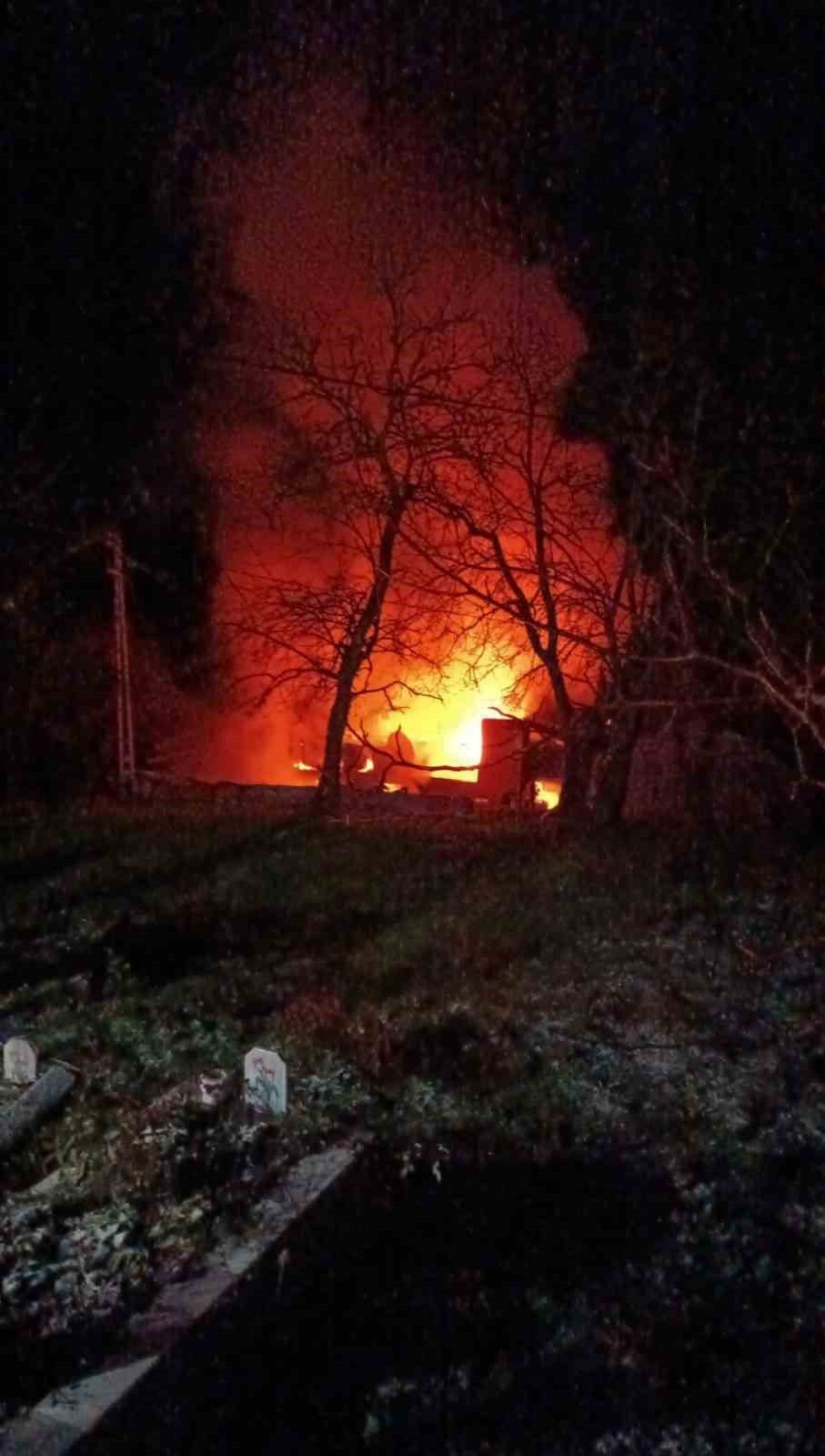 Kastamonu’da 2 Katlı Ahşap Ev Küle Döndü