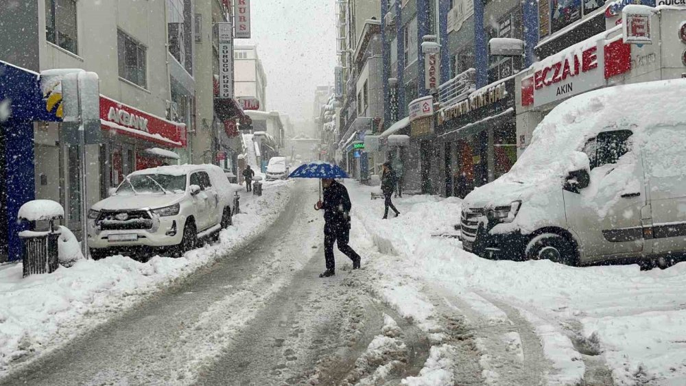 Artvin'de Yoğun Kar Yağışı: Hayat Zorlaştı, Çocuklar Eğlendi