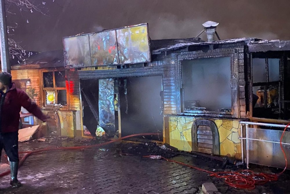 Gümüşhane'de Karayolu Kenarındaki Çay Ve Gözleme Tesisi Yandı