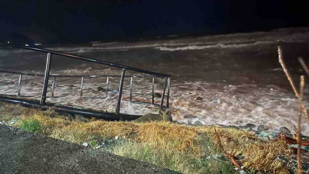 Hopa’da Fırtına Balık Kafesini Sahile Sürükledi , maddi zarara yol açtı
