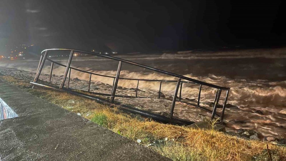 Hopa’da Fırtına Balık Kafesini Sahile Sürükledi , maddi zarara yol açtı