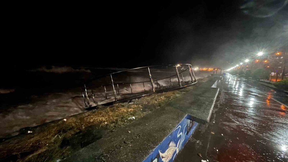 Hopa’da Fırtına Balık Kafesini Sahile Sürükledi , maddi zarara yol açtı
