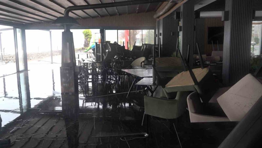 Rize’de Sabahı zor ett, , bir yandan kar , bir yandan fırtına