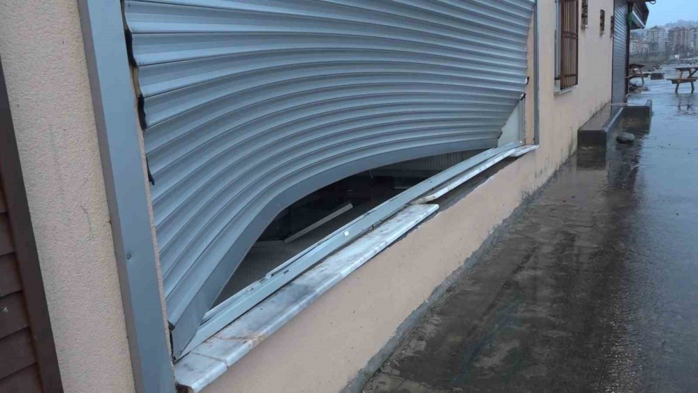 Rize’de Sabahı zor ett, , bir yandan kar , bir yandan fırtına