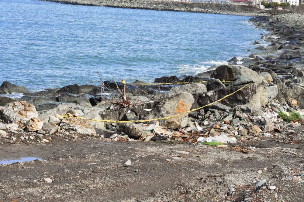 Fırtında Dalgaların Getirdiği Deniz Mühimmatı Rize’de Karaya Vurdu