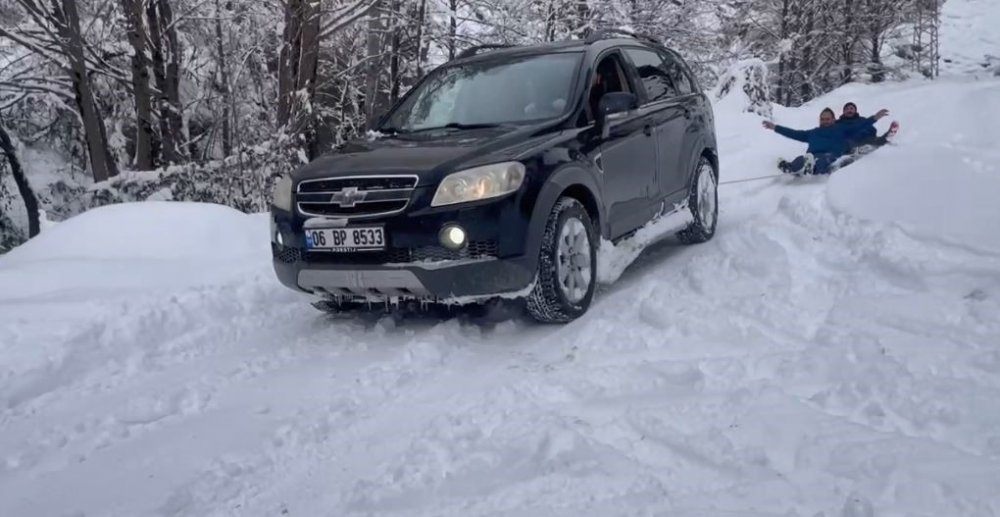 Araçlarının Arkasına Bağladıkları Şambrel İle Kayarak Eğlendiler
