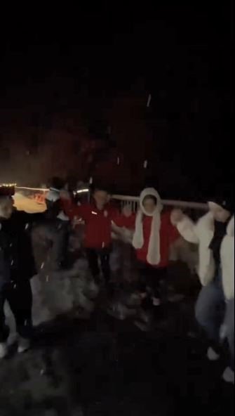 Artvin’de Yoğun Kar Yağışı: Trafik Durdu, Sürücüler Horon Teperek Isındı