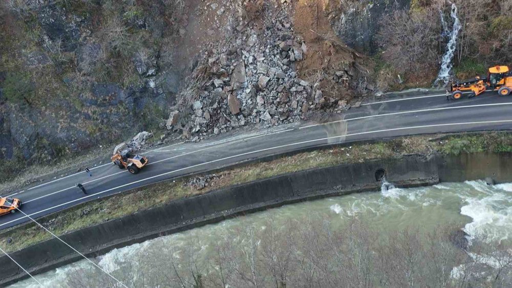 Artvin’de Heyelan Sonrası Borçka-hopa Karayolu Yeniden Ulaşıma Açıldı