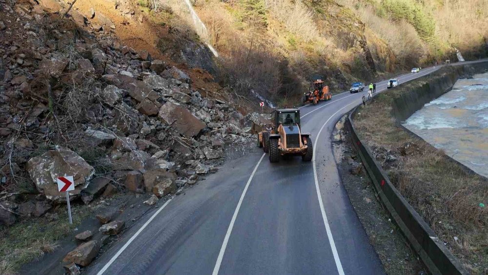 Artvin’de Heyelan Sonrası Borçka-hopa Karayolu Yeniden Ulaşıma Açıldı
