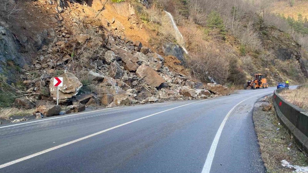 Artvin’de Heyelan Sonrası Borçka-hopa Karayolu Yeniden Ulaşıma Açıldı