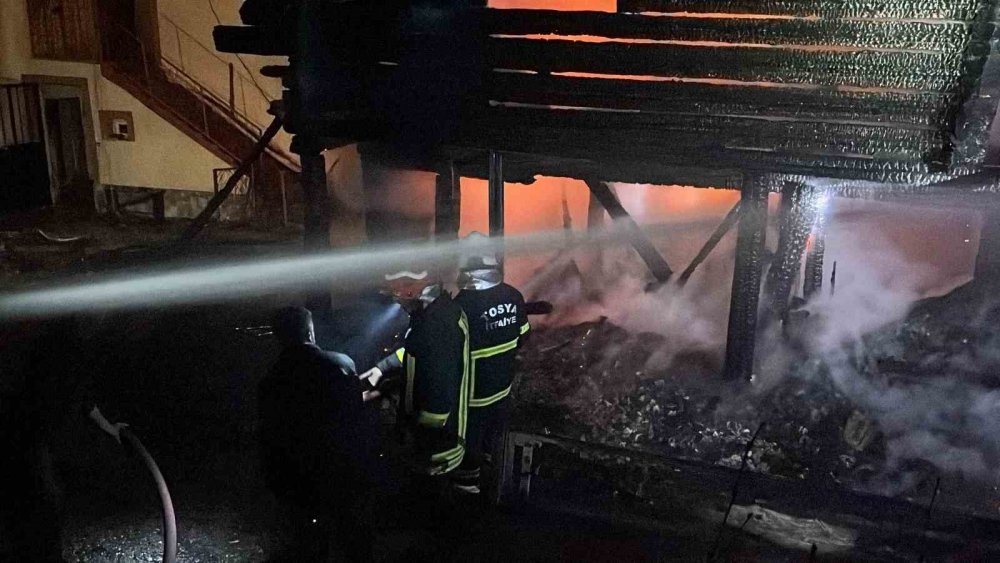 Kastamonu'da Alevlere Teslim Olan Ahşap Ev Küle Döndü