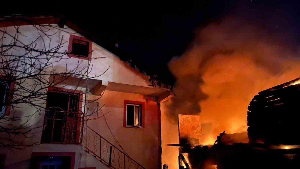 Kastamonu'da Alevlere Teslim Olan Ahşap Ev Küle Döndü