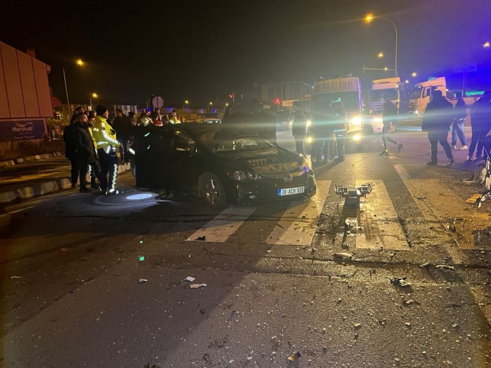 Sakarya’da Kavşakta İki Otomobil Çarpıştı, Biri Takla Attı: 1’i Ağır 4 Yaralı