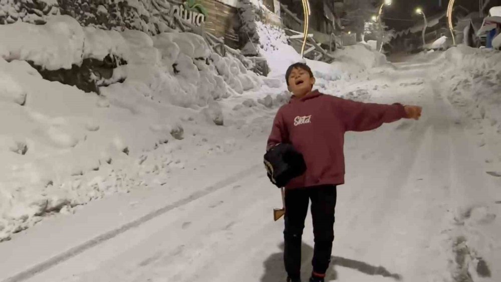 Rize’nin Minik Tulumcusu Ayder Yaylası’nda Performansıyla Büyüledi