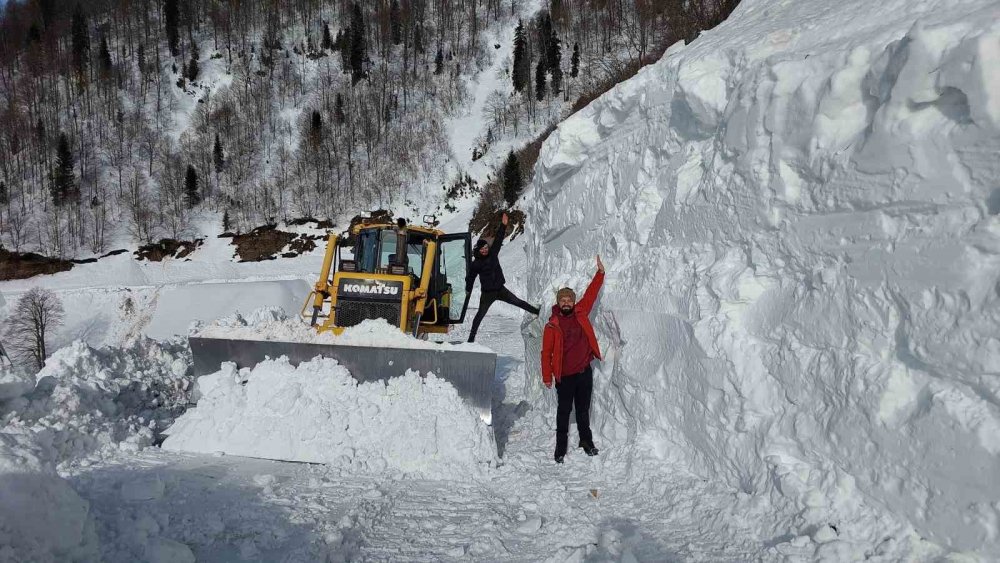 Kar Nedeniyle Ulaşıma Kapanan Artvin’in Macahel Geçidi’nde Yol Açma Çalışmaları 10 Gündür Devam Ediyor