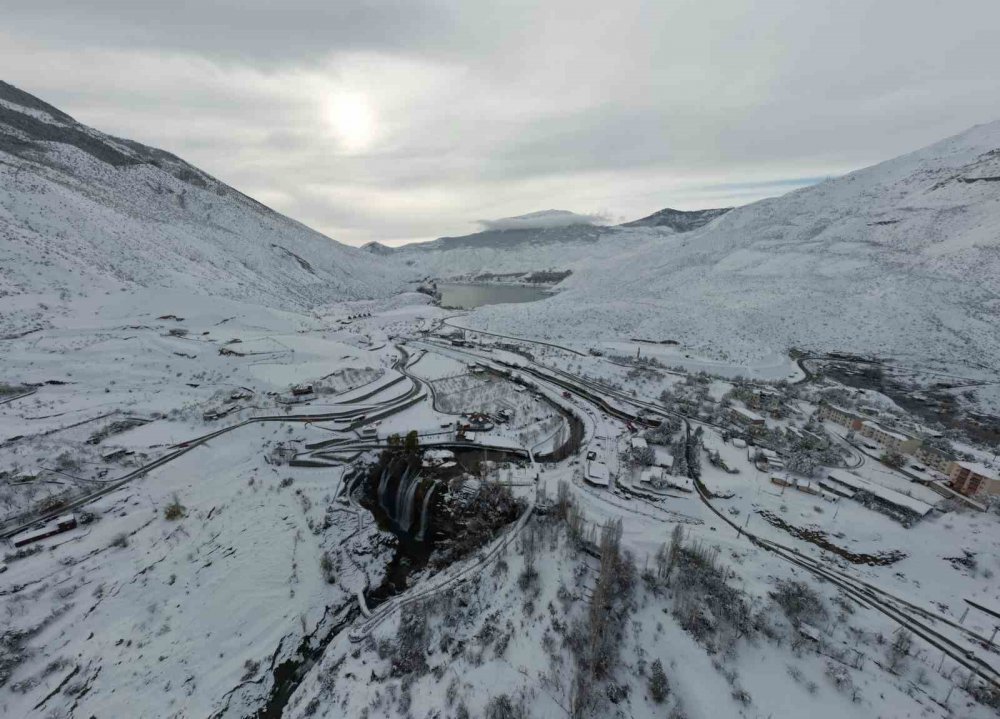 Türkiyenin en yüksek şelalesi tortumda kar manzaraları mest etti