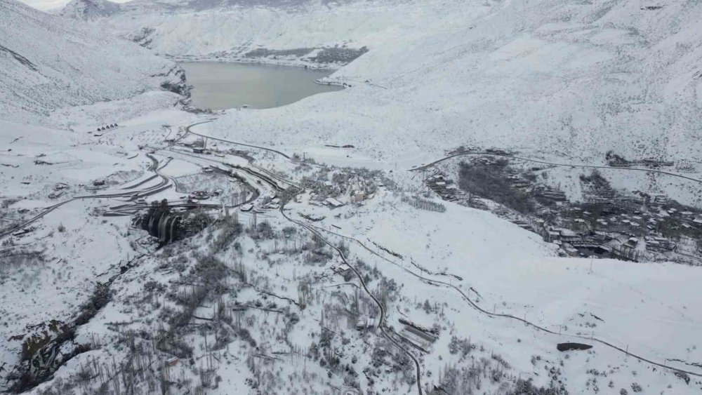 Türkiyenin en yüksek şelalesi tortumda kar manzaraları mest etti