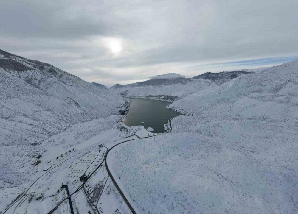 Türkiyenin en yüksek şelalesi tortumda kar manzaraları mest etti