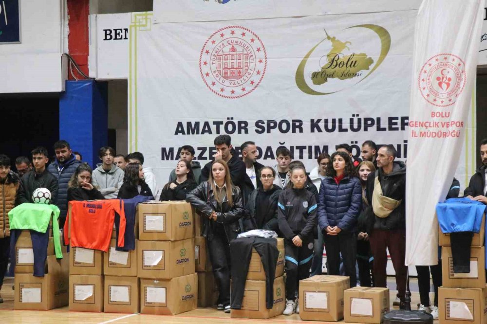 Bolu’da 33 Spor Kulübüne Yüzlerce Malzeme Dağıtıldı