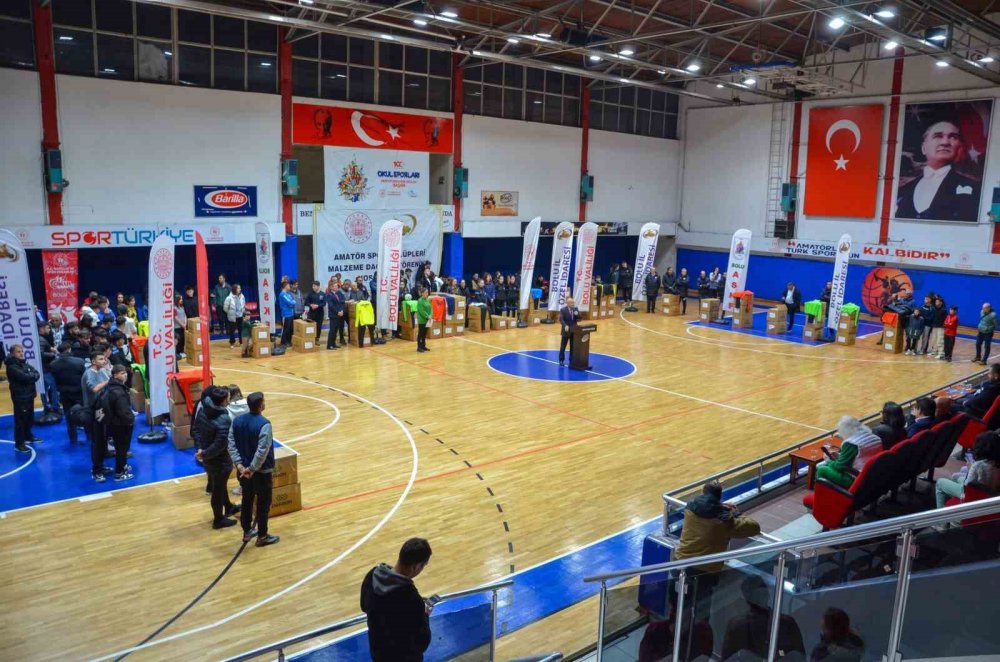 Bolu’da 33 Spor Kulübüne Yüzlerce Malzeme Dağıtıldı