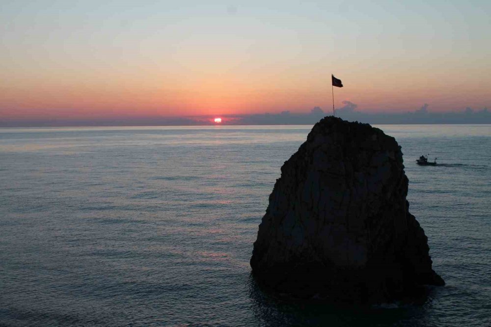 50 Yıl Sonra İlk: Deniz, Kayalıkların Çevresinden Çekildi