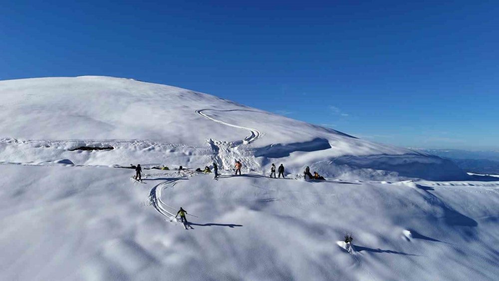 Kar Kalitesiyle Zirvede: Handüzü Yaylası Snowboard Tutkunlarının Gözdesi Oldu