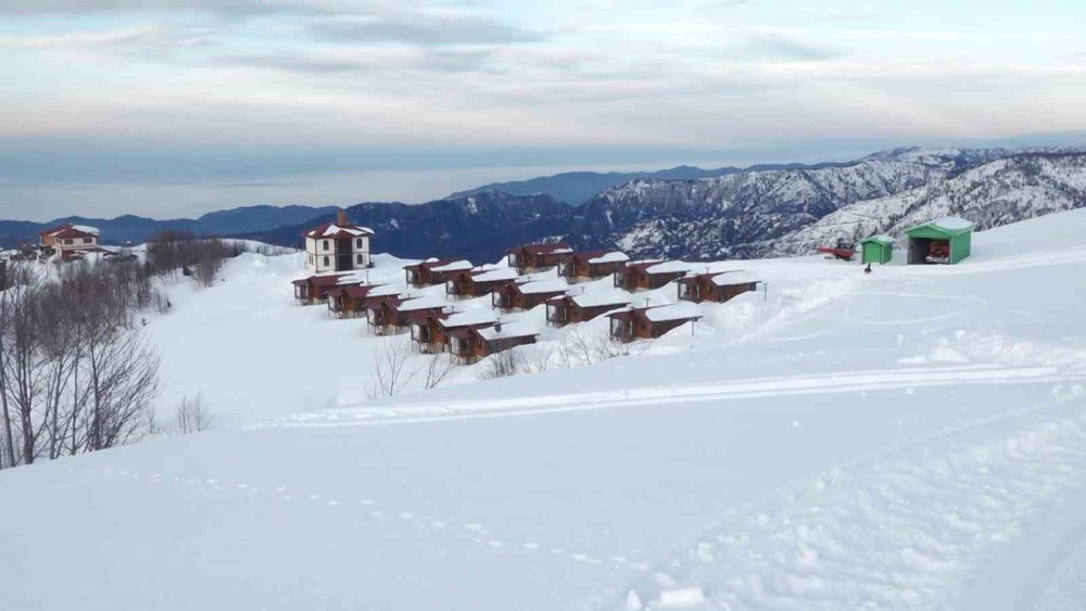 Kar Kalitesiyle Zirvede: Handüzü Yaylası Snowboard Tutkunlarının Gözdesi Oldu