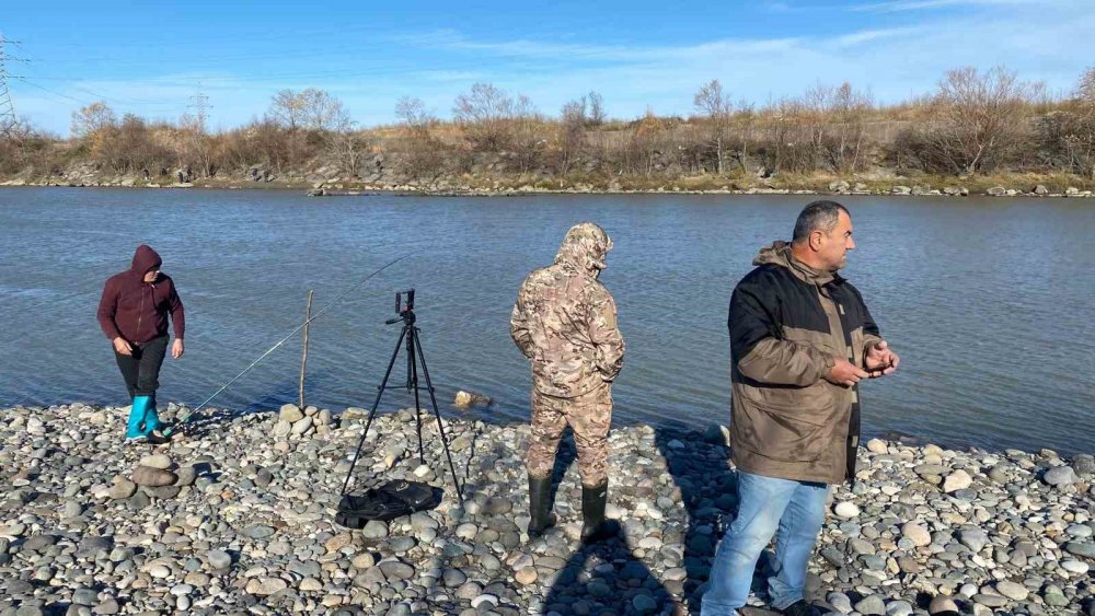 Sınırı Aşan ’firari Türk Somonları’ Gürcüler’in Oltasına Takıldı