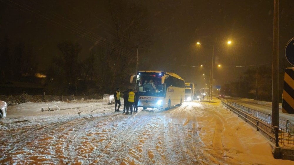 Erzurum’da Ulaşıma Kar Engeli: Çok Sayıda Araç Yolda Kaldı