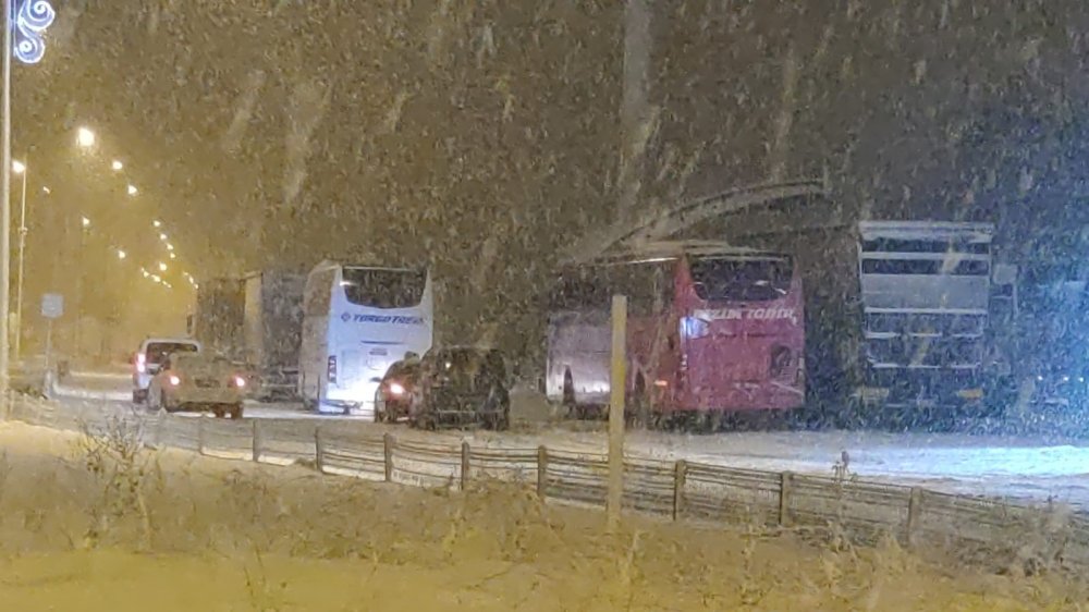 Erzurum’da Ulaşıma Kar Engeli: Çok Sayıda Araç Yolda Kaldı