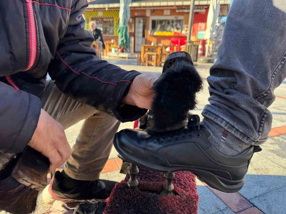 Dile Kolay , Rizeli adam 45 yıldır ayakkabı boyacılığı yaparak geçimini sağlıyor