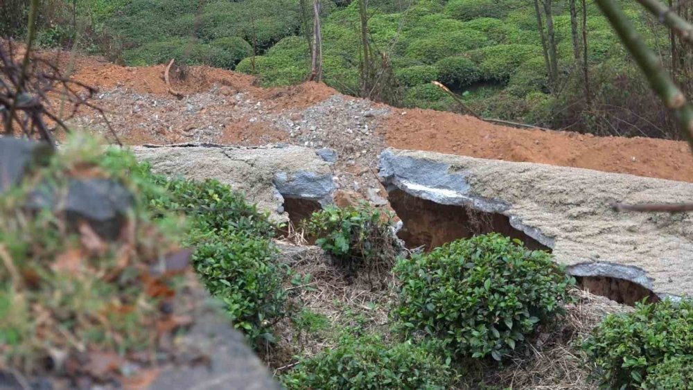 Rize Derepazarı'nda Heyelan: 4 Köye Ulaşım Sağlayan Yol Kapandı