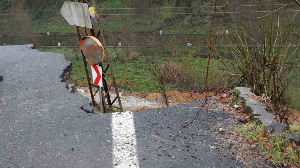 Rize Derepazarı'nda Heyelan: 4 Köye Ulaşım Sağlayan Yol Kapandı