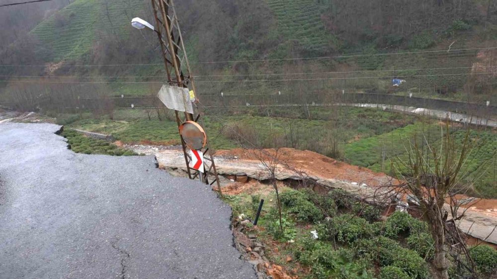 Rize Derepazarı'nda Heyelan: 4 Köye Ulaşım Sağlayan Yol Kapandı