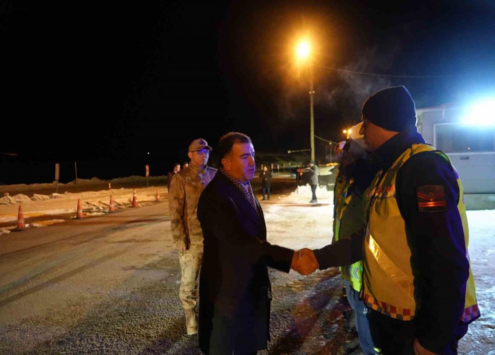 Bayburt’ta Yeni Yıla Görevi Başında Giren Güvenlik Güçleri Ve Sağlık Çalışanları Unutulmadı