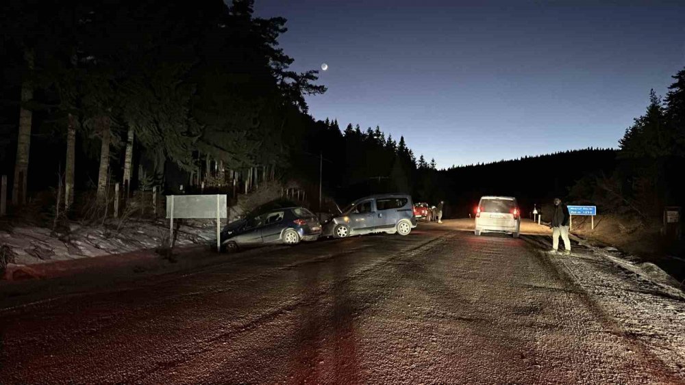 Kastamonu’da Hafif Ticari Araç İle Otomobil Çarpıştı: 6 Yaralı