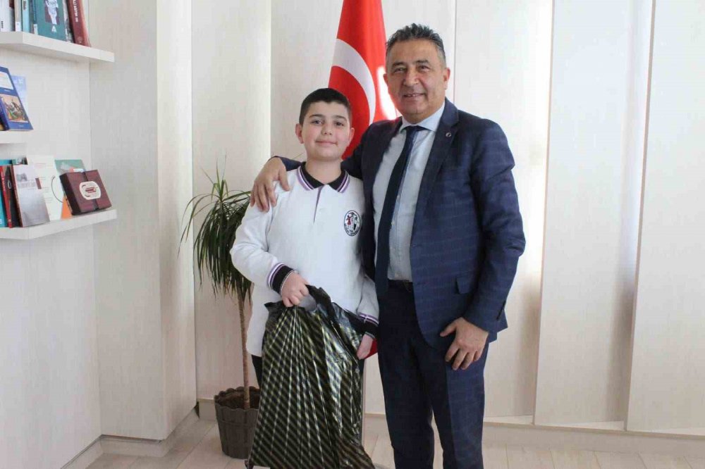 Bayburt’ta Düzenlenen İstiklal Marşı’nı Güzel Okuma Yarışmasında Dereceye Giren Öğrenciler Ödüllendirildi