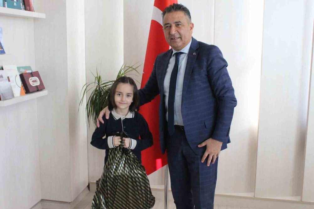 Bayburt’ta Düzenlenen İstiklal Marşı’nı Güzel Okuma Yarışmasında Dereceye Giren Öğrenciler Ödüllendirildi