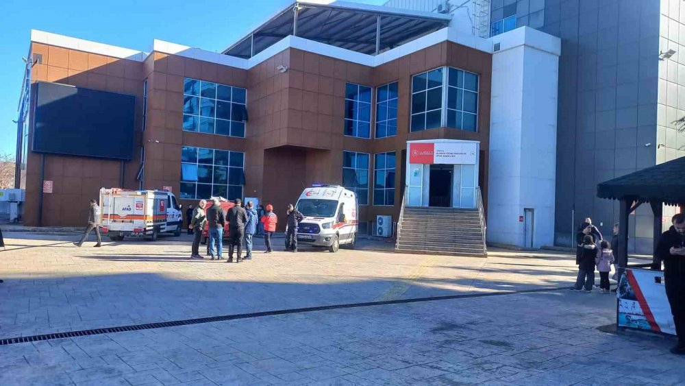 Giresun Olimpik Yüzme Havuzu Ve Spor Salonu’nda 17’si Öğrenci 21 Kişi Zehirlendi