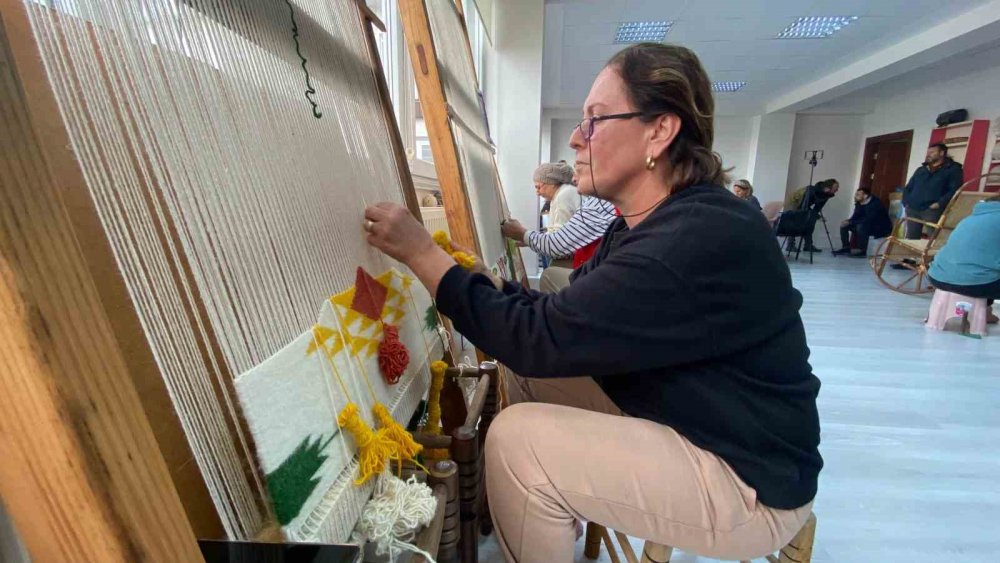 Artvin Hopalı Kadınların Şarkılı Türkülü Sepet Ve Kilim Kursu